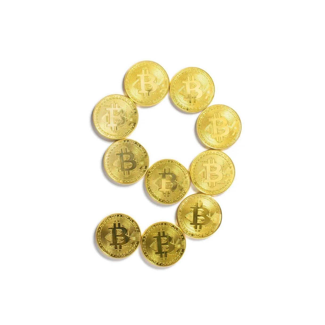 Le chiffre 9 composé de pièces de bitcoin, isolé sur fond blanc.