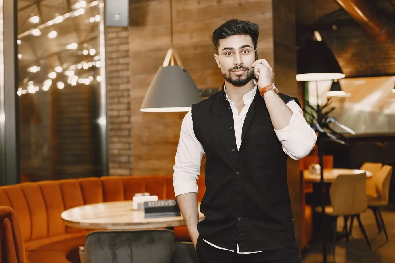 Homme d’affaires posant dans un café